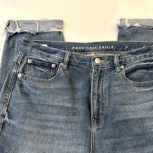 American eagle / distressed light wash mom jeans raw hem